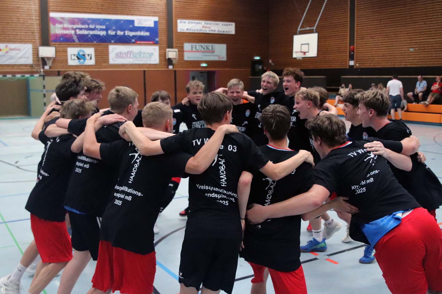 Die B-Jungen des TV Werne holten den Kreismeistertitel und feierten ausgelassen. Foto: Verein
