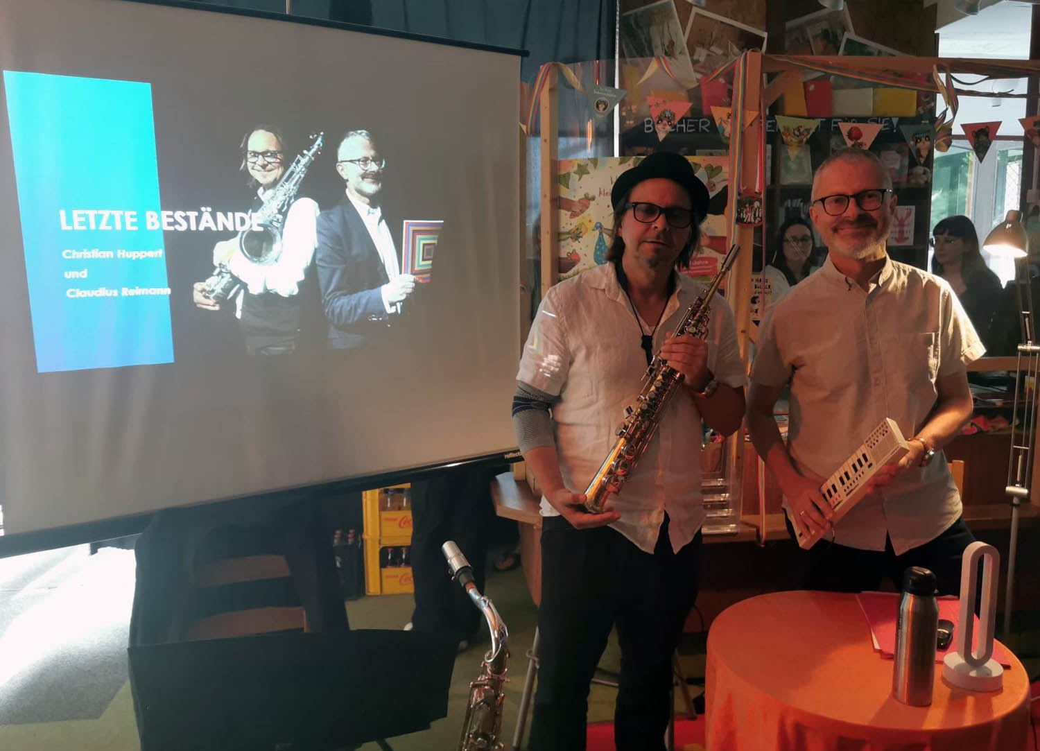 Autor Christian Huppert (rechts) begeisterte mit dem Jazzmusiker Claudius Reimann bei Bücher Beckmann das Publikum. Foto: Manfred Kindler
