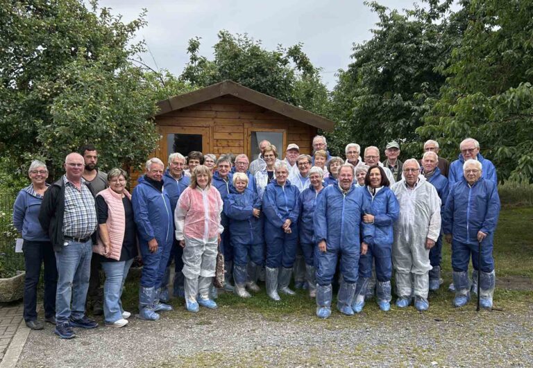 Die Senioren-Union besichtigte den Neuland-Hof Jücker in Werne. Foto: Hasler