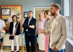 Kita-Leiter Tim Köhler (rechts) führte durch die Einrichtung und erläuterte die Bedeutung des Anbaus für das pädagogische Konzept. Fotos: Ute Heinze