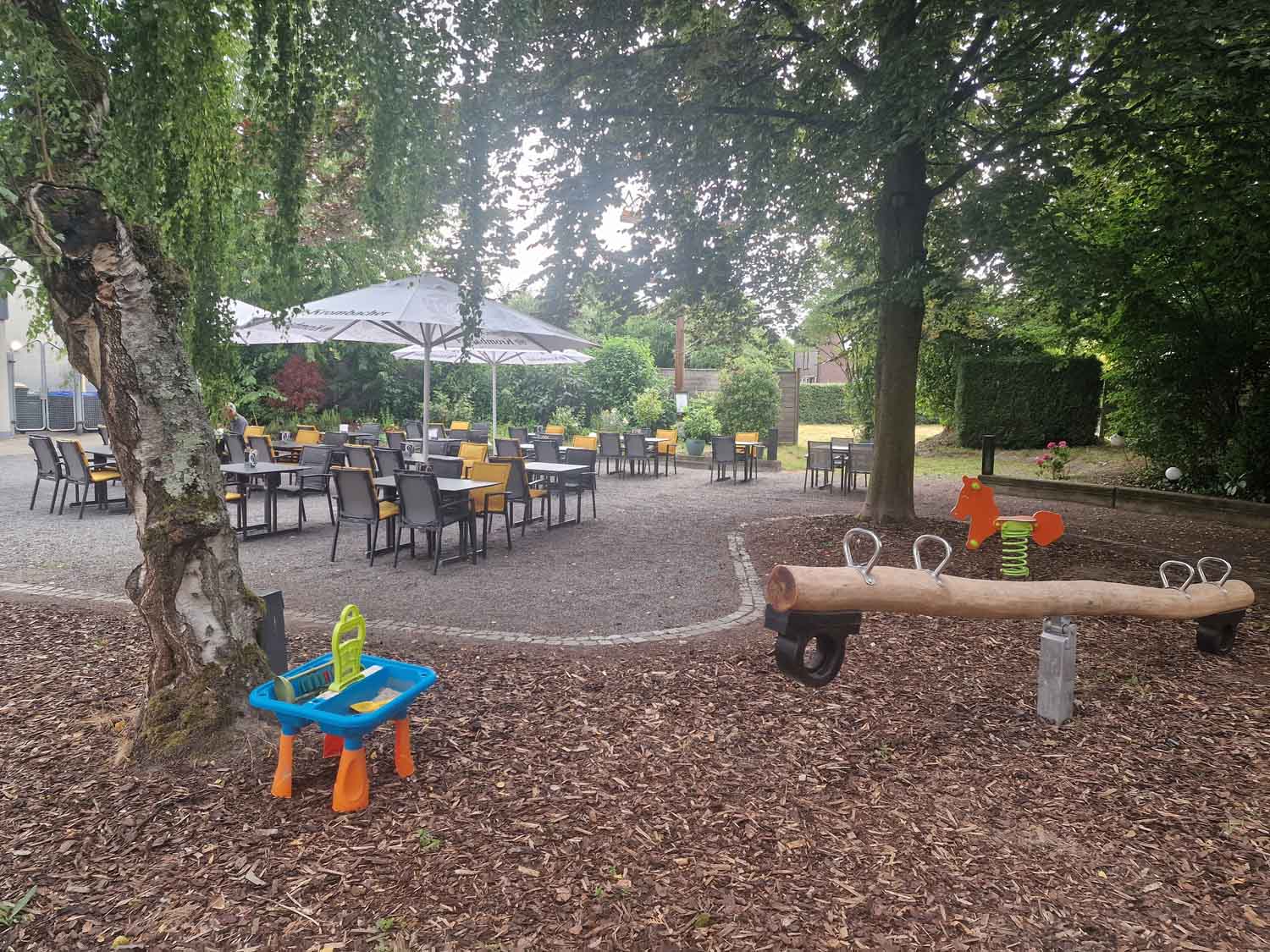 Schaukel, Wipptier und Wippe laden jetzt auch Familien mit Kindern in den Biergarten des Kolpinghauses ein. Foto: privat
