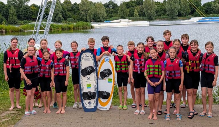 Eine Menge Spaß hatten die jungen Leichtathleten/innen auf dem Wasser. Foto: Verein