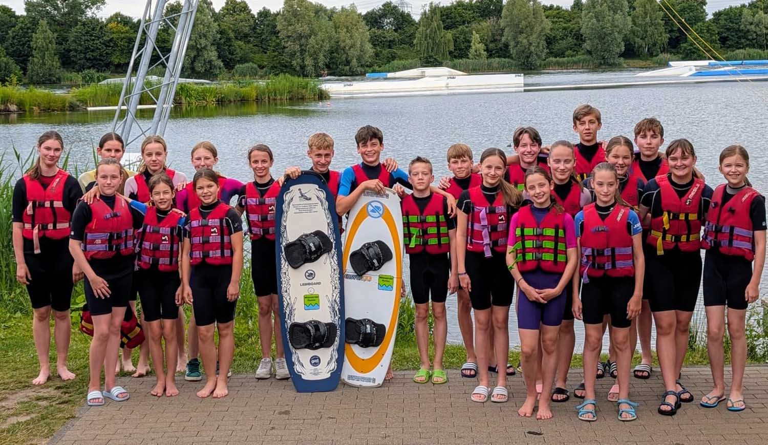 Eine Menge Spaß hatten die jungen Leichtathleten/innen auf dem Wasser. Foto: Verein