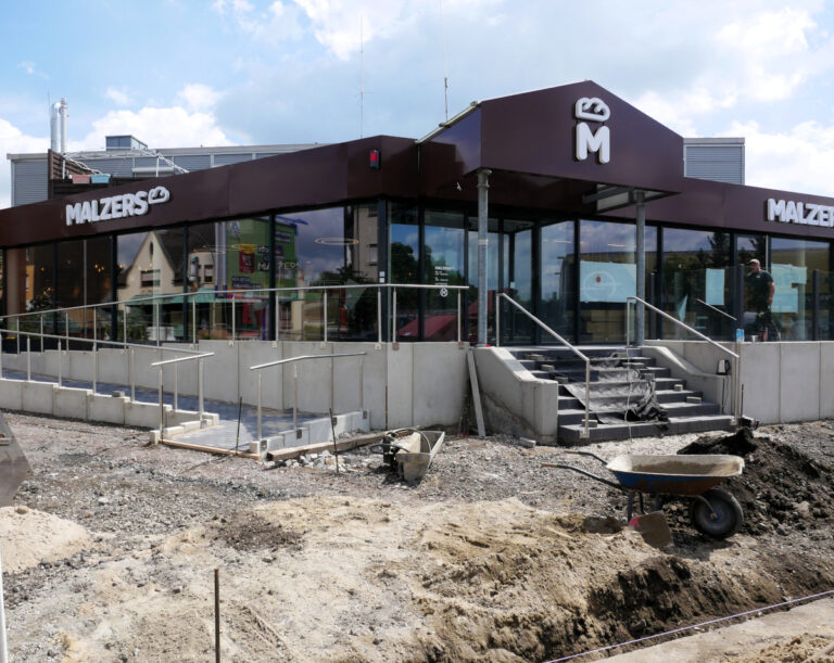 Die Arbeiten im Außenbereich vor dem neuen Malzers an der Lünener Straße laufen auf Hochtouren, der Öffnungstermin ist in Sicht. Foto: Gaby Brüggemann