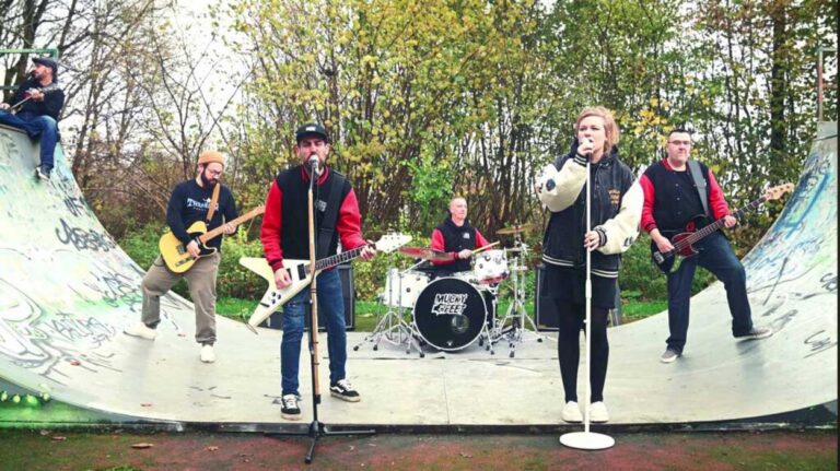 Bestehend seit Anfang 2003 haben "Mucky Feet" schon einige, auch größere Gigs gespielt und viele Zuhörer mit ihrer Musik begeistert. 2025 sind sie zurück beim "Fest der Künste und Kulturen". Foto: Band