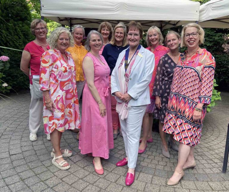 Christiane Düren-Berendes (mitte) ist neue Präsidentin des Inner Wheel Clubs Lünen-Werne. Foto: privat