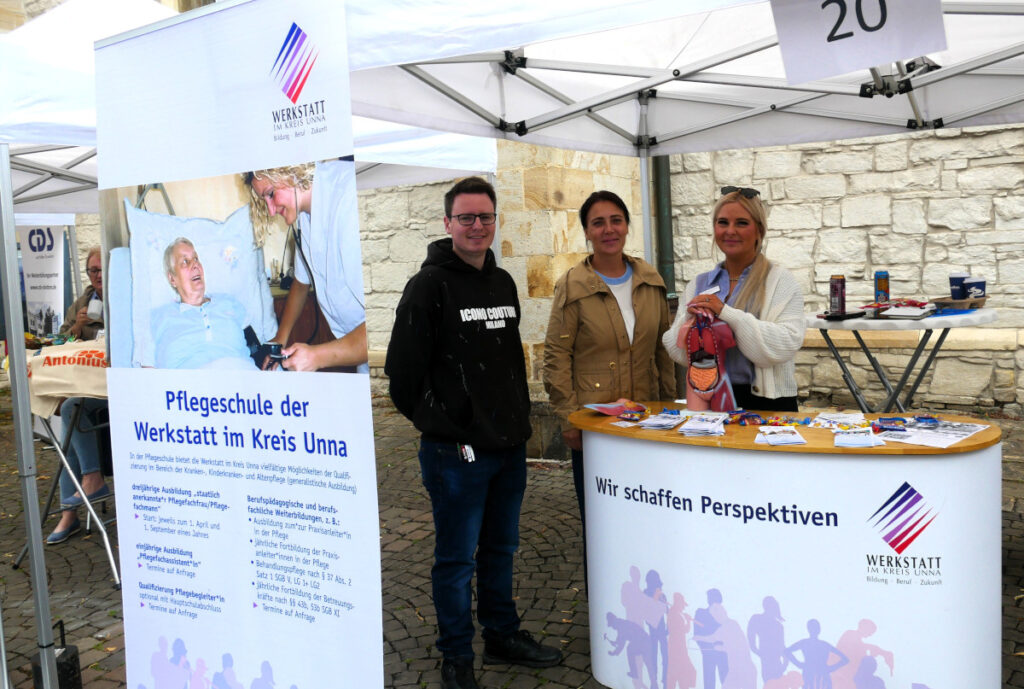 Auf dem Kirchplatz präsentierte Arbeitgebern und Bildungsträger ihre Angebor rund um den Bereich Pflege.
