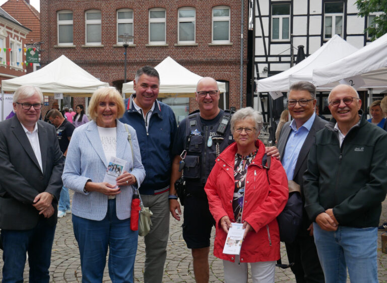Die Werbetrommel für Berufe der Zukunftsbranche Pflege rührten Uwe Ringelsiep, Angelika Chur, Mario Löhr, Marita Funhoff, Thomas Helm und Siegfried Scholz (v.l.). Polizist Axel Scheunemann freut´s. Fotos: Gaby Brüggemann