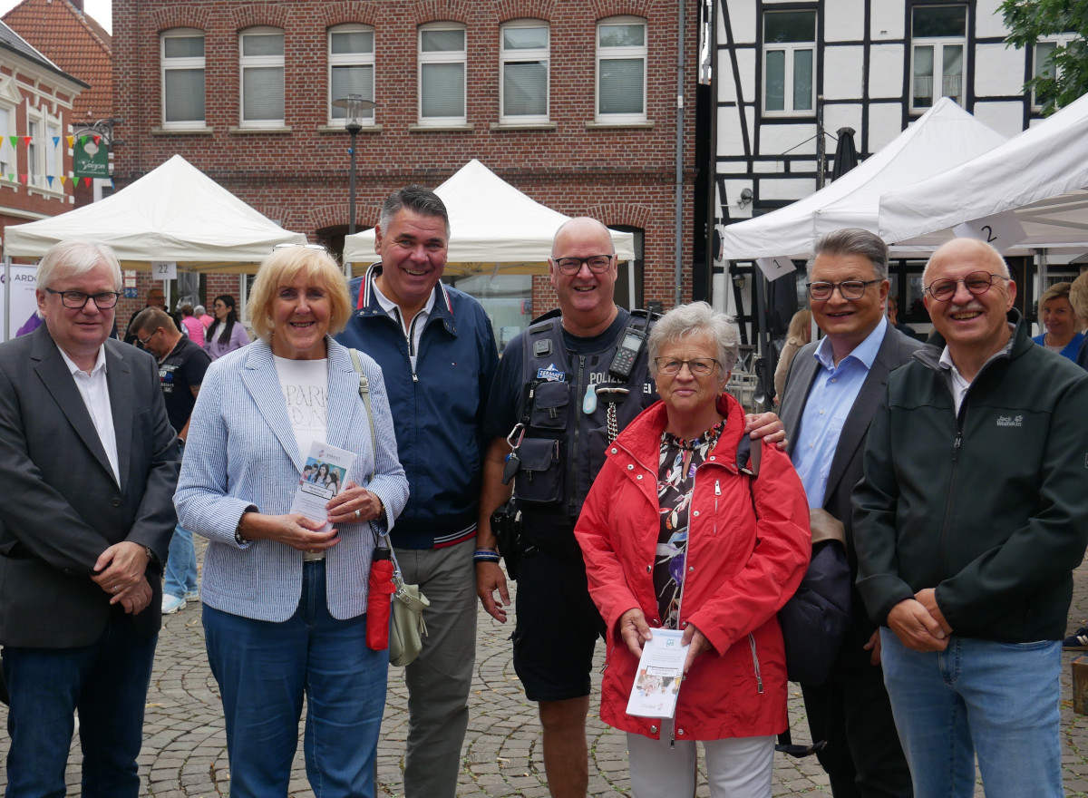 Die Werbetrommel für Berufe der Zukunftsbranche Pflege rührten Uwe Ringelsiep, Angelika Chur, Mario Löhr, Marita Funhoff, Thomas Helm und Siegfried Scholz (v.l.). Polizist Axel Scheunemann freut´s. Fotos: Gaby Brüggemann