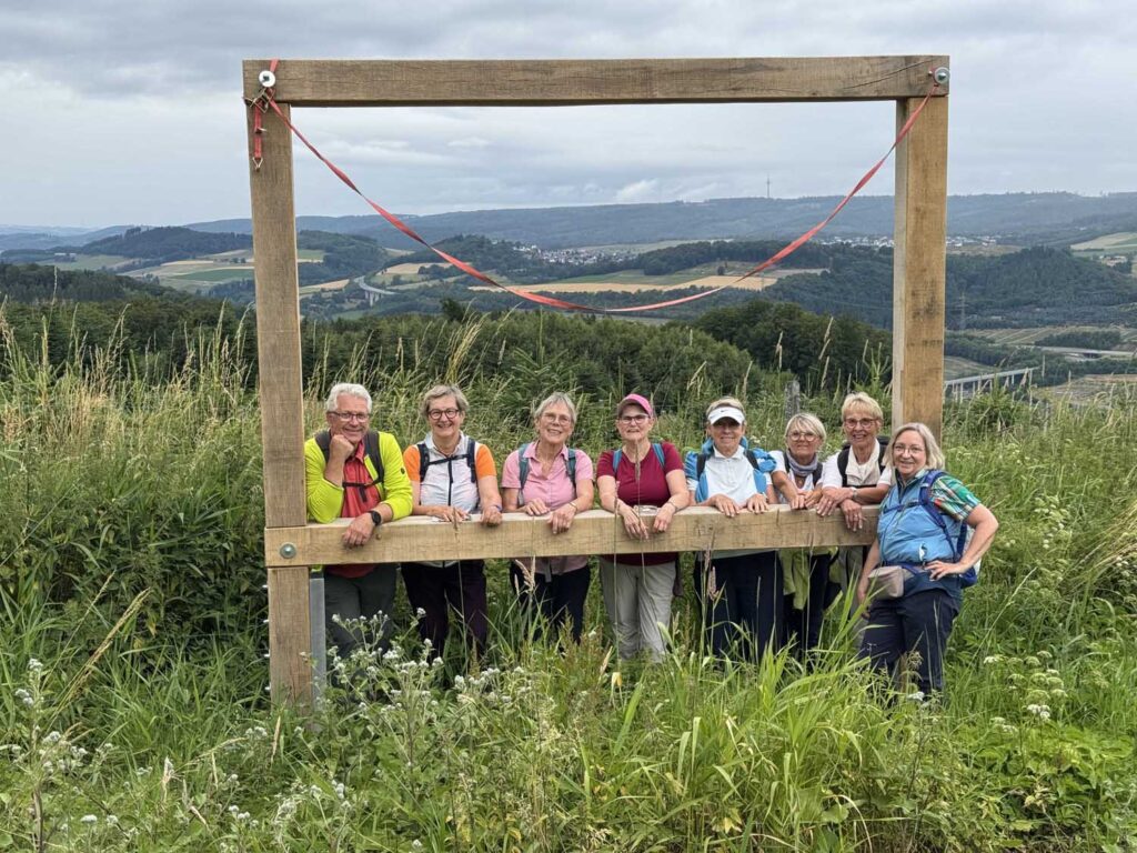 Wie eingerahmt: Die Pilger des Fördervereins Jakobsweg Werne e.V. legten hier auf einer Anhöhe des Sauerlandes einen kleinen Stopp fürs Gruppenfoto ein. Foto: Kramer