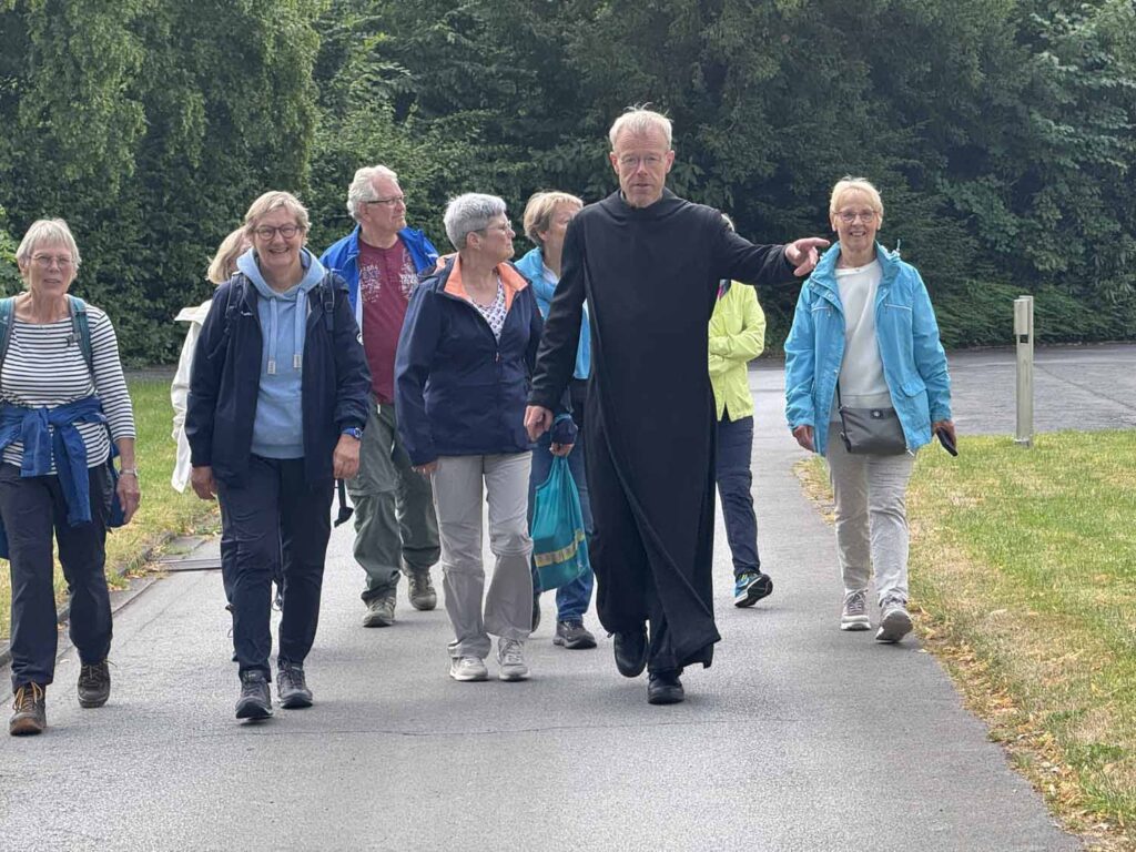 Über zwei Stunden führte Pater Anno die Pilger des Fördervereins Jakobsweg Werne e.V. durch die Abtei Königsmünster und vermittelte den begeisterten Gästen tiefe Eindrücke. Foto: Kramer