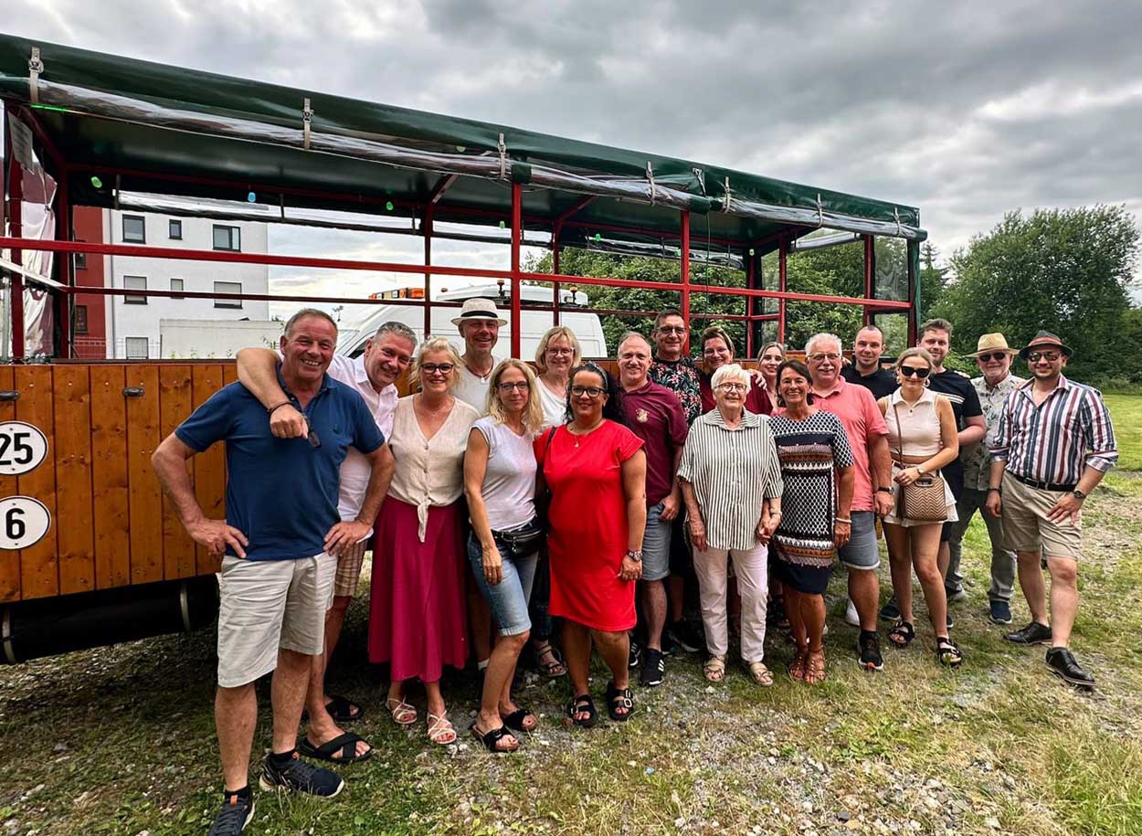 Die Karnevalisten veranstalteten eine vergnügliche Planwagenfahrt. Foto: privat