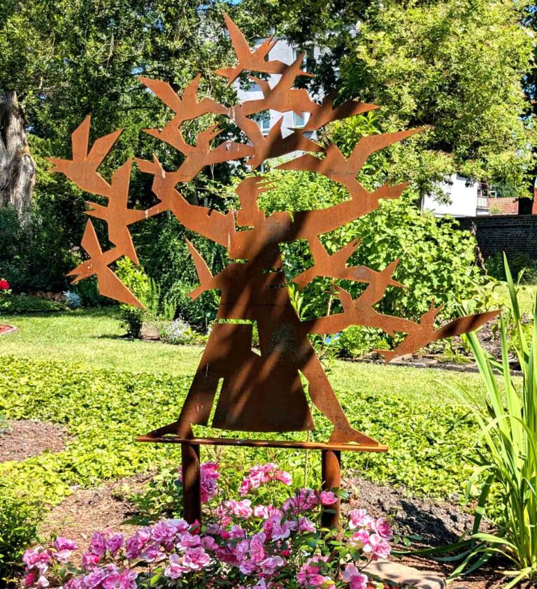 Die Franziskusskulptur im Klostergarten wird in einer Woche offiziell eingeweiht. Fotos: privat
