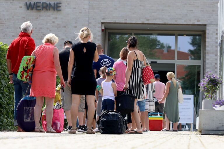 Schutz vor Sonne ist auch im Solebad ein Thema