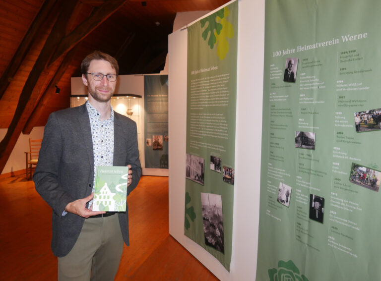 Museumsleiter Fleming Feß macht neugierig auf Festschrift und Sonderausstellung zum 100.sten Jubiläum des Heimatvereins. Fotos: Gaby Brüggemann