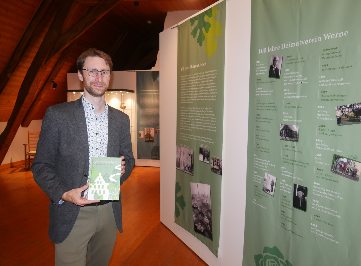Museumsleiter Fleming Feß macht neugierig auf Festschrift und Sonderausstellung zum 100.sten Jubiläum des Heimatvereins. Fotos: Gaby Brüggemann