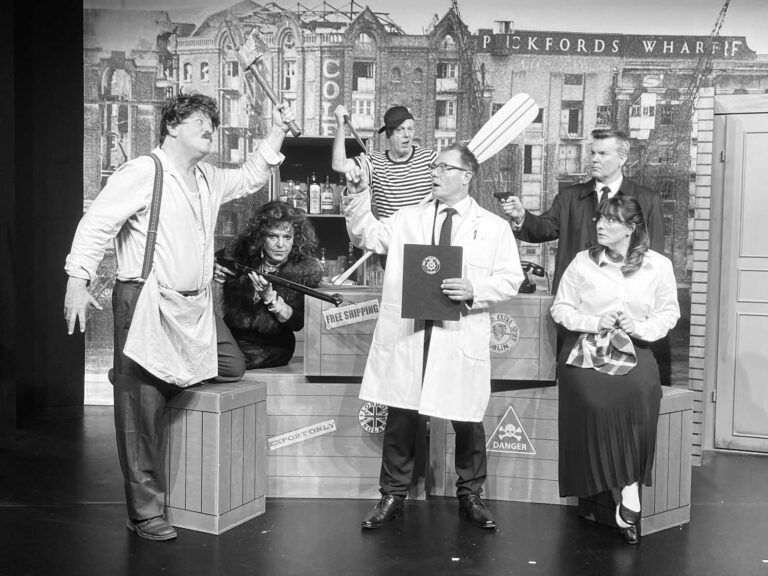 Aberwitzige Szenen, spannende Action, humorvolle Dialoge verspricht "Das Gasthaus an der Themse". Foto: Der Bilderbauer