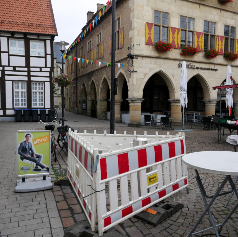 Noch immer im Baustellenmodus: Der Trinkwasserbrunnen auf dem Markt konnte wegen einer Verkeimung im Innern noch nicht in Betrieb genommen werden. Fotos: Gaby Brüggemann