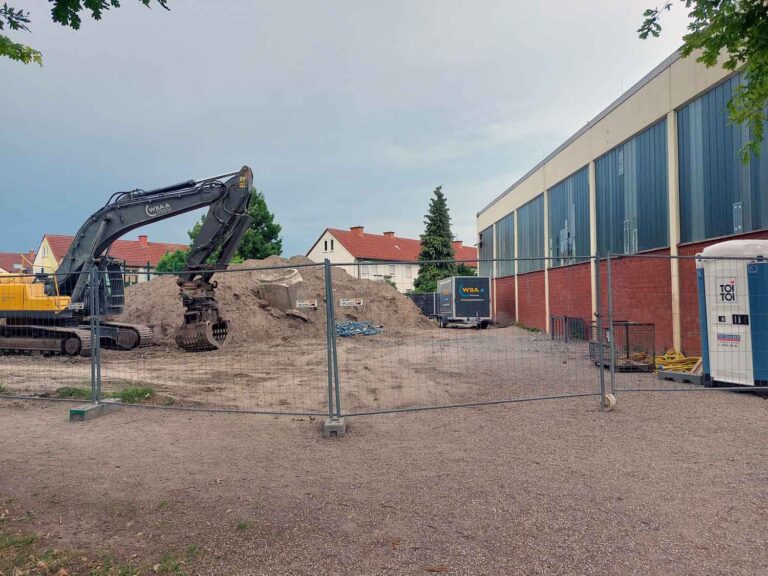 Vorbereitende Maßnahmen zum Abriss der Turnhalle auf dem Gelände der Wiehagenschule laufen bereits. Platz für den Anbau muss geschaffen werden. Foto: Wagner