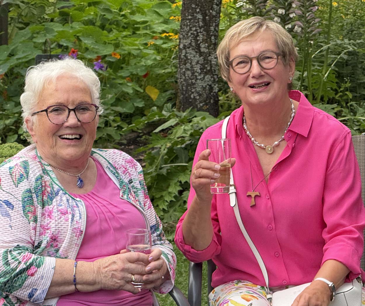 Renate Ostrop (links), die frühere Vorsitzende des Fördervereins Jakobsweg Werne, und ihre Nachfolgerin Gabriele Kranemann freuten sich gemeinsam über das Jakobusfest. Fotos: Kramer