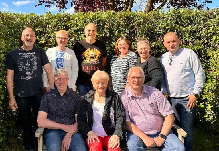 Freude beim Vorstand der Martinsgesellschaft. Das Motto für den Martinsumzug in Lenklar 2025 lautet: "Bring mich sicher nach Hause". Dafür gab es Geld aus dem Fördertopf. Foto: privat