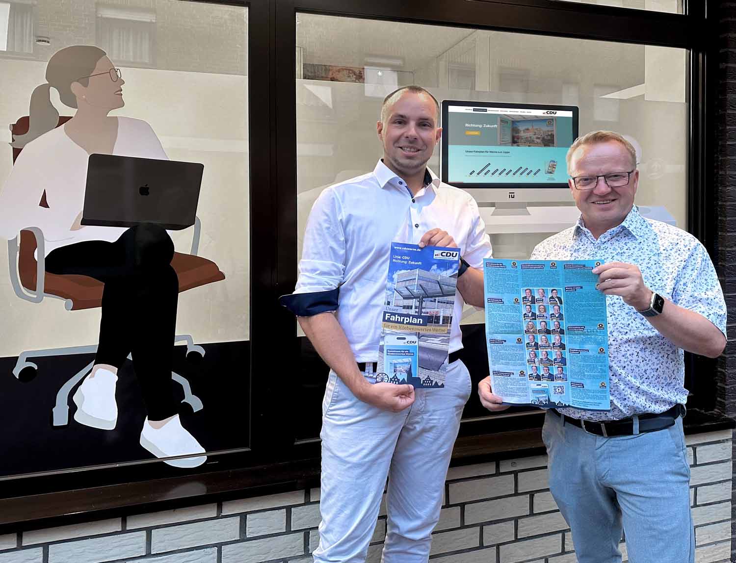 Martin Cyperski und Jörg Weber (r.) stellten jetzt das Wahlpogramm der CDU Werne als Fahrplan mit zehn Haltestellen vor. Dabei wollen sie die Bürgerinnen und Bürger mitnehmen und forden sie auf, miteinzusteigen. Foto: Tamm Media