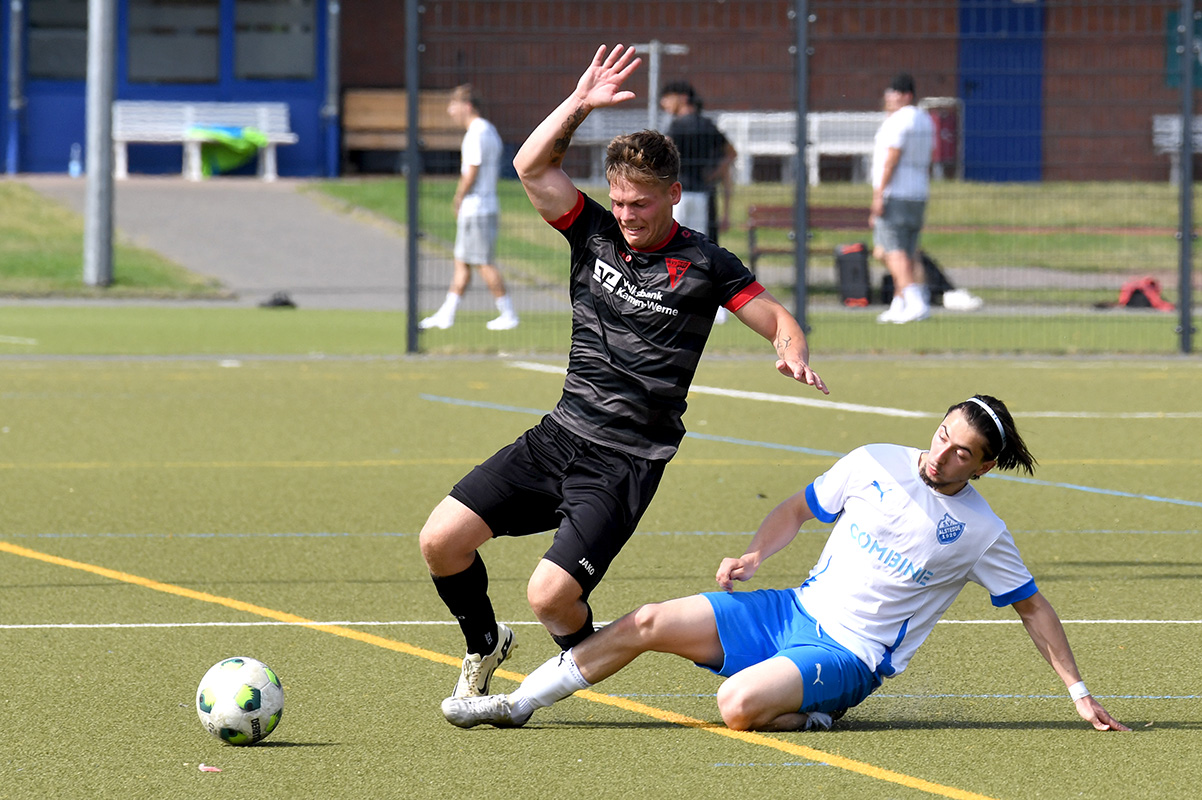 Marvin Stöver wird hier durch ein Foul gestoppt. Foto: MSW
