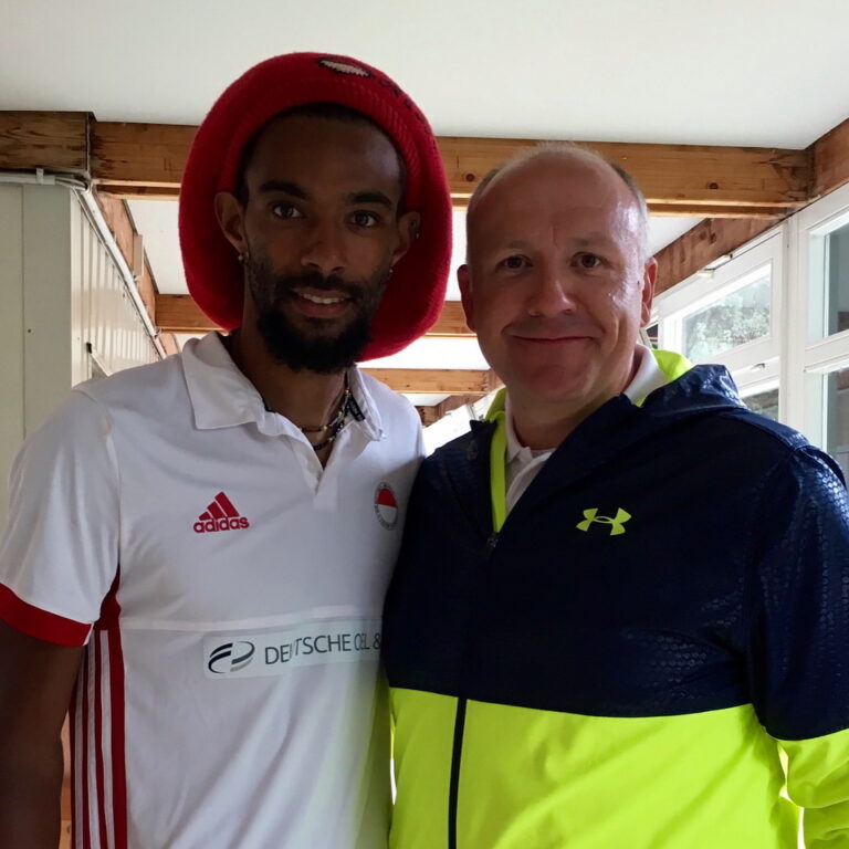 Sportwart Ralph Flemming bei der Vertragsunterzeichnung mit Dustin „Dreddy“ Brown. Foto: Verein