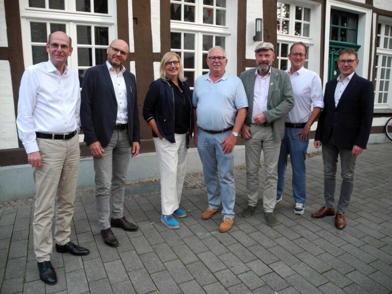 Der Vorstand von "Wir für Werne" (v.l.): Martin Abdinghoff, Jürgen Artmann, Christiane Steinkuhl, Michael Zurhorst, Hubertus Waterhues und Thorsten Bleckmann. Zu Gast war Bürgermeister Lothar Christ (re.). Es fehlen Adelheid Hauschopp-Francke und Gerd Walters. Foto: Klaus Brüggemann