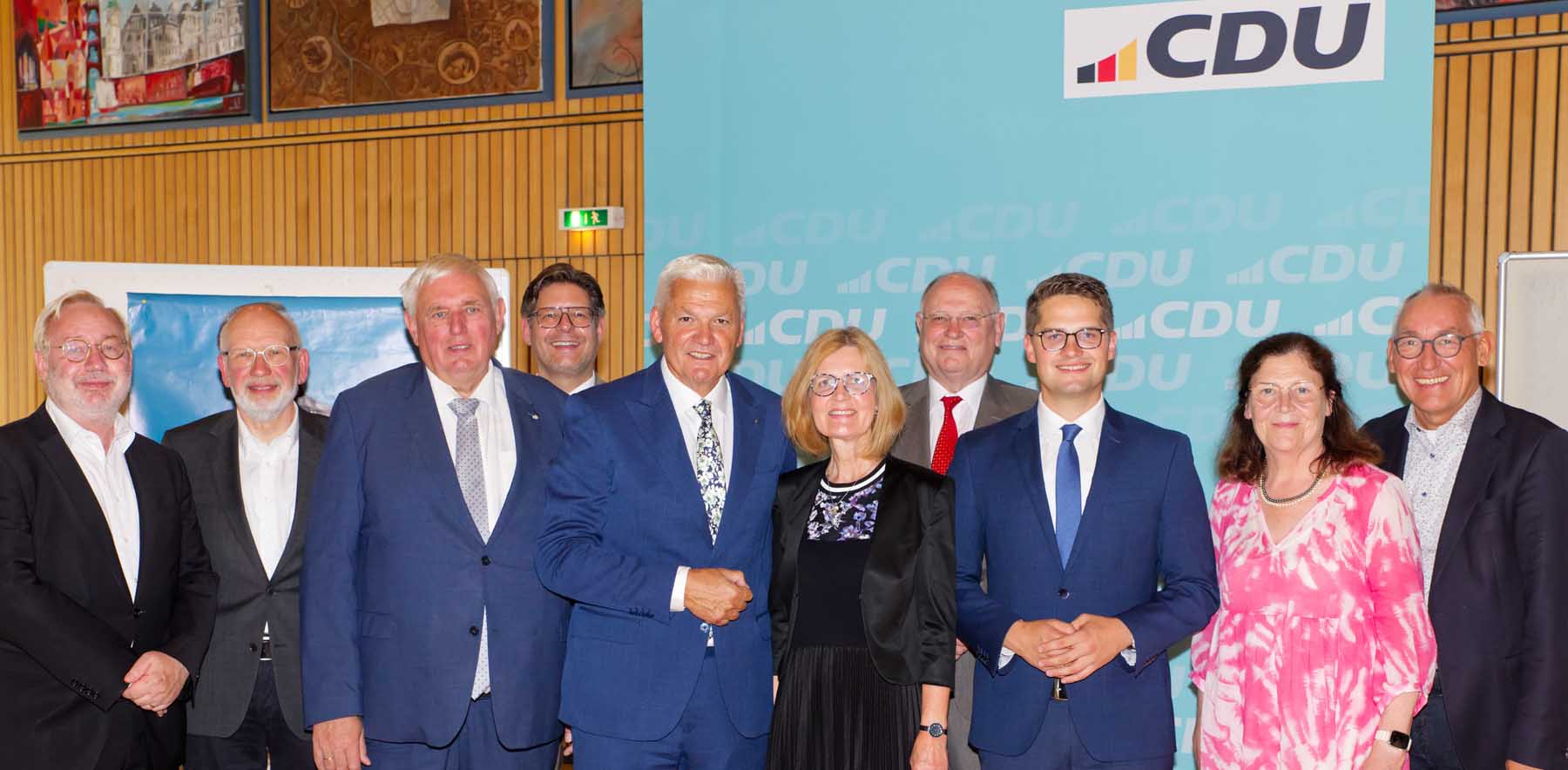 Von links nach rechts: Prof. Dr. Martin Rehborn (Kath. St. Paulus GmbH, Vorsitzender des Aufsichtsrates), Dr. Karl Schürmann, Minister Karl-Josef Laumann MdL, Marco Morten Pufke, Hubert Hüppe, Ulrike Hüppe, Wilhelm Jasperneite (2. stv. Landrat), Dr. Christian Klicki, Annette Droege-Middel (stv. CDU-Kreisvorsitzende, Lünen), Heinrich Böckelühr (Präsident der Bezirksregierung Arnsberg). Foto: Fabian Hirschberg