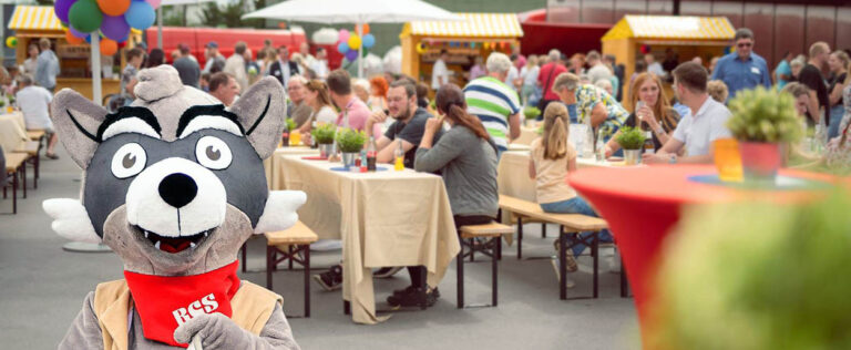 Die RCS-Gruppe feierte ihr 40. Jubiläum mit einem Sommerfest. Auf dem Event wurde das neue Maskottchen des Recycling- und Entsorgungsunternehmens vorgestellt. Fotos: RCS