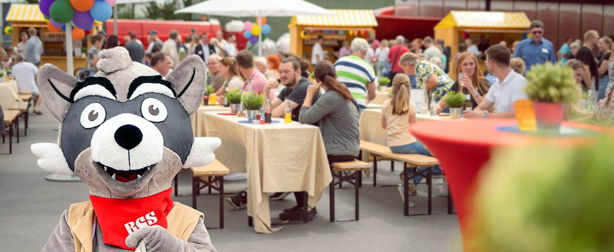 Die RCS-Gruppe feierte ihr 40. Jubiläum mit einem Sommerfest. Auf dem Event wurde das neue Maskottchen des Recycling- und Entsorgungsunternehmens vorgestellt. Fotos: RCS