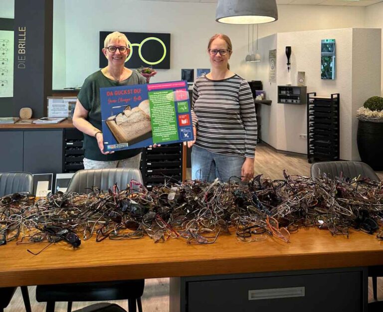 Die Brillen-Sammelaktion "Brillen ohne Grenzen - Deine Brille für mehr Chancengleichheit" in Kooperation mit dem Wahre-Werte-Optiker "Die Brille Werne" war ein voller Erfolg und geht daher in die Verlängerung. Darüber freuen sich Anja Ernst (rechts) von der Waldschule und Birgit Havers, Inhaber von "Die Brille". Foto: privat