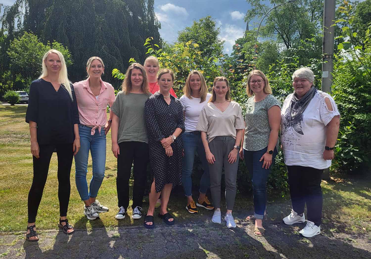 Trafen sich zum Austausch (von links): Nadine Havers, Michelle Taubert, Monika Kersting (Team Network Werne), Marlies Frieling (ASD Werne), Margret Banken-Konrad (Caritas Lünen-Selm-Werne), Judith Kötting-Denaro (Leitung ASD), Jasmin Baly (stellv. Leitung Jobcenter Bergkamen), Mareike Zimmermann (Obdachlosenhilfe Werne) und Susanne Prinz (Network Werne). Foto: privat
