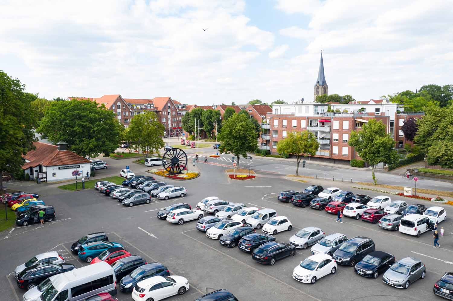 Vom 25. August bis voraussichtlich 17. Oktober 2025 wird die Entwässerung auf dem Parkplatz Am Hagen modernisiert. Parken wird weiterhin mit Einschränkungen möglich sein. Archivfoto: Kreativshooting T. Schütte