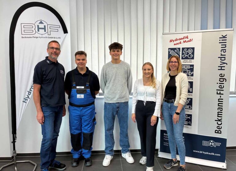 Ausbildungsleiter Olaf Feldkemper (von links) begrüßte die Azubis Finn-Luca Klein und Lennart Schwert zusammen mit Daria Koza (kaufm. Angestellte) und Denise Rudnik (kaufm. Leitung). Foto: privat