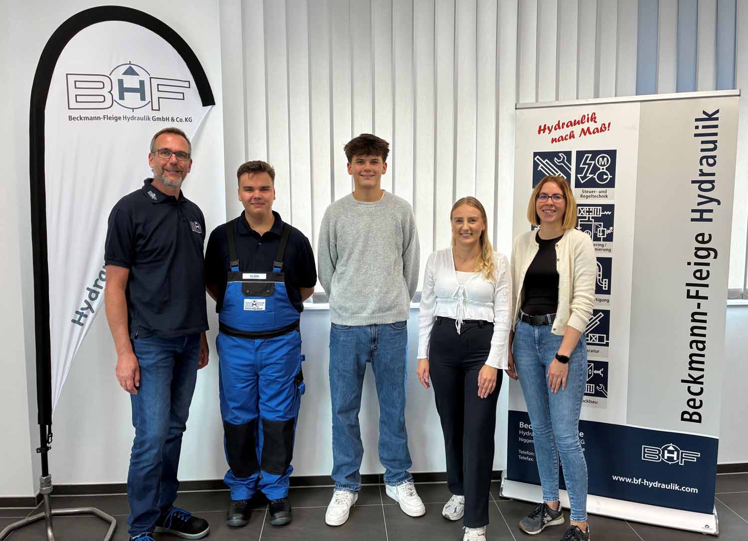 Ausbildungsleiter Olaf Feldkemper (von links) begrüßte die Azubis Finn-Luca Klein und Lennart Schwert zusammen mit Daria Koza (kaufm. Angestellte) und Denise Rudnik (kaufm. Leitung). Foto: privat