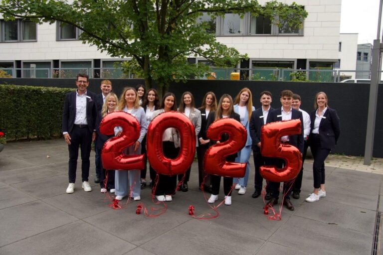Zwölf junge Menschen starten ins Berufsleben (v.l.): Heiko Rautert (Vorstandsvorsitzender), Leandro Prediger, Anna-Sophia Kühn, Sonja Kratz, Darleen Sauer, Ceyda Ercan, Lana Marie Ahring, Fiona Gashi, Leona Janyga, Nehir Dizdar, Galina Weber, Nurettin Tek, Erick Kröker, Daniel Gilich, Anna-Lena Bauhaus (Abt.- Leiterin Ausbildung). Foto: privat