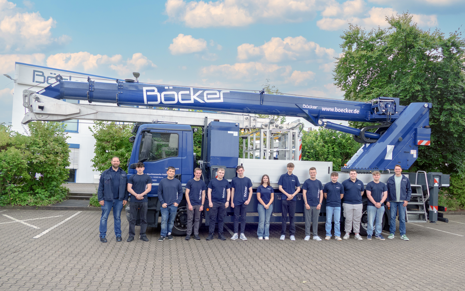 Elf junge Menschen starten bei Böcker ihre Berufslaufbahn und freuen sich auf eine spannende und lehrreiche Ausbildungszeit: Nils Lukas, Leonie Schübbe, Tim Kortsteger, Gulian Dahlmann, Mats Broszio, Ahmet Cahan, Patryk Swiecki, Lion Mika, Nico Gehrmann, Lukas Enns, Alexander Koertmann. Foto: privat