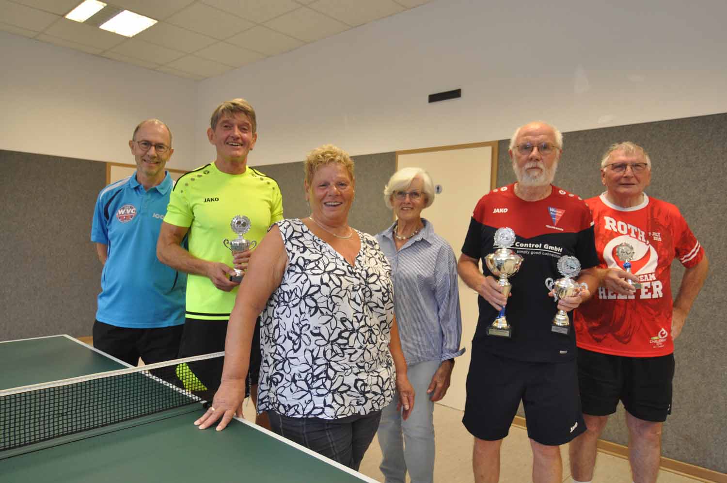 Ernst Kasch (2.v.r.) sicherte sich erstmals den Pokal. Ihm gratulierten Turnierleiter Martin Brocke, Ralf Eickelmann, Annette Langenkämper, stellvertretende DJK-Vorsitzende Elfi Hoferichter und Norbert Dahlhoff (v.l.). Fotos: Verein