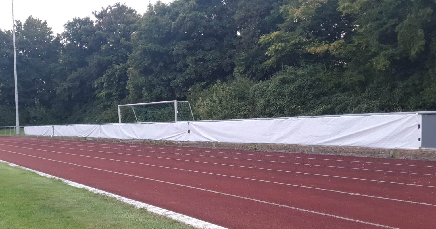 Acht Werbebanden am Rasenplatz im Sportzentrum Dahl wurden mit rechtsradikalen Symbolen beschmiert. Der Sachschaden ist hoch. Eintracht Werne erstattete Anzeige. Foto: Verein