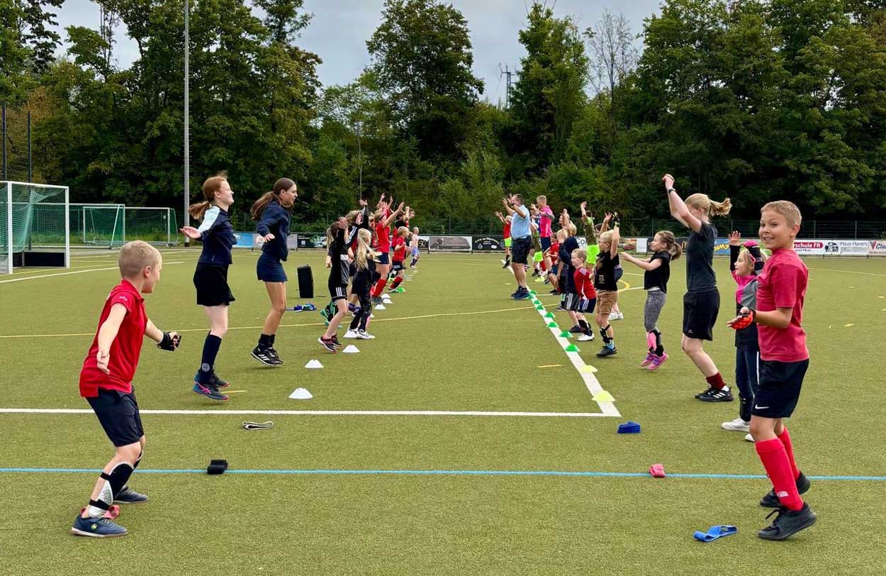 Das gemeinsame Warm-Up brachte bereits die Ersten ins Schwitzen. Fotos: Verein