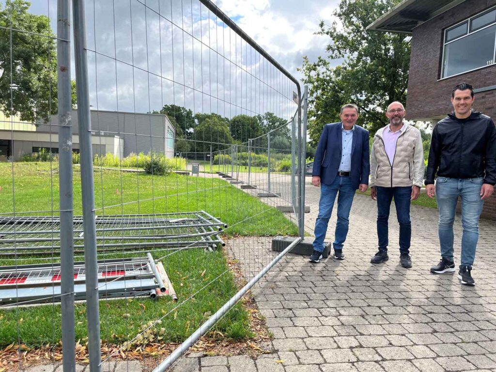Die Gemeinde Nordkirchen investiert 5,7 Millionen Euro in die Erweiterung der Gesamtschule. Bürgermeister Dietmar Bergmann (v.l.), Sven Kötters und Manuel Lachmann vom Fachbereich Bauen, Planung, Umwelt überzeugten sich vom Baufortschritt.