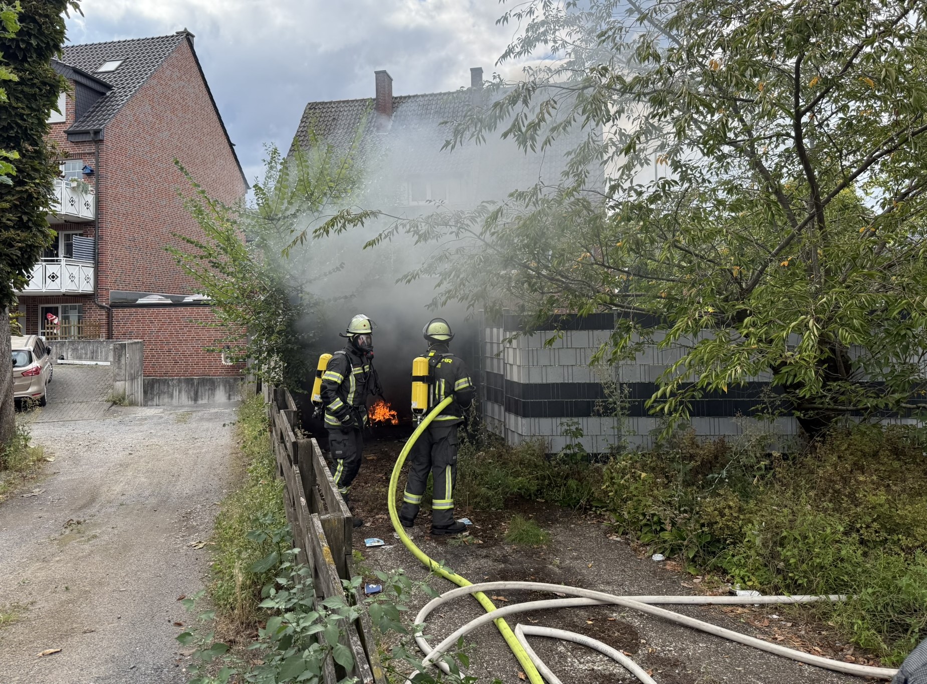 Den Garagenbrand hatte die Feuerwehr Werne schnell unter Kontrolle. Foto: FFW