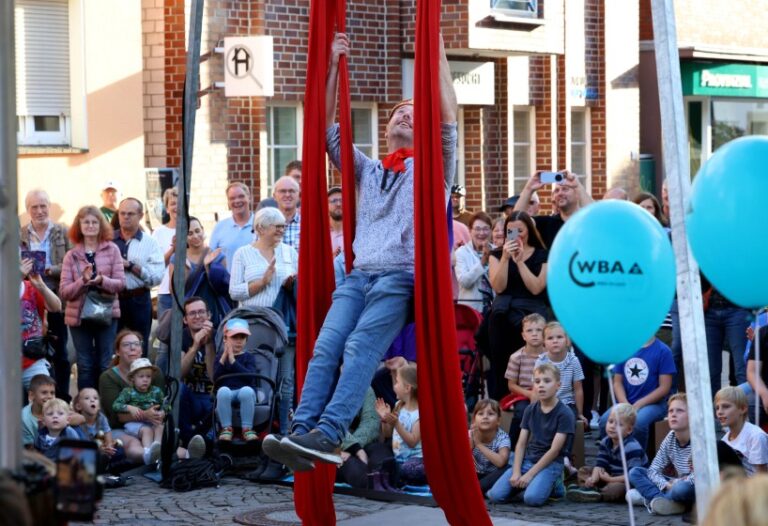 Das StraßenFESTIVAL soll auch 2026 die Besucher/innen verzaubern. Archivfoto: Volkmer