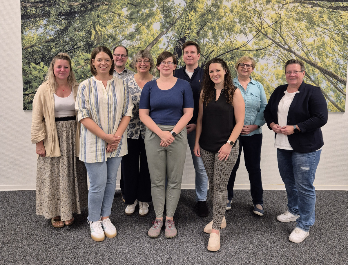 Mehr Frauen in Führungsrollen. Lünen macht mit beim Cross-Mentoring-Projekt des Kreises Unna. Angela Kruse-Planinic, Sabrina Bernstein, Michael Kuzniarek, Ute Finkbeiner, Melanie Koischwitz, Matthias Bork, Katrin Richter, Christa Kunze, Heike Tatsch (vl.). Foto: Stadt Lünen