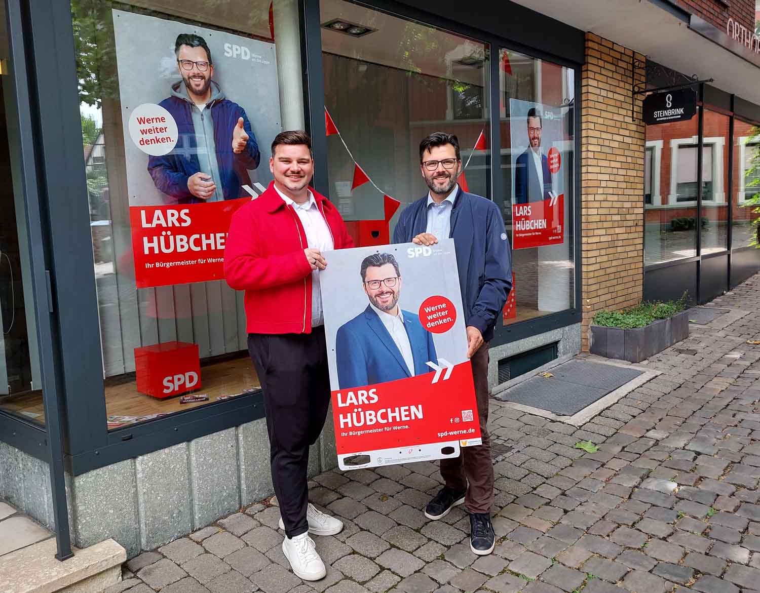 SPD-Ortsvereinsvorsitzender Sven Linnemann (links) und Bürgermeisterkandidat Lars Hübchen, stellten die acht Wahlkampfthesen der Sozialdemokraten für die kommende Kommunalwahl vor. Foto: Wagner