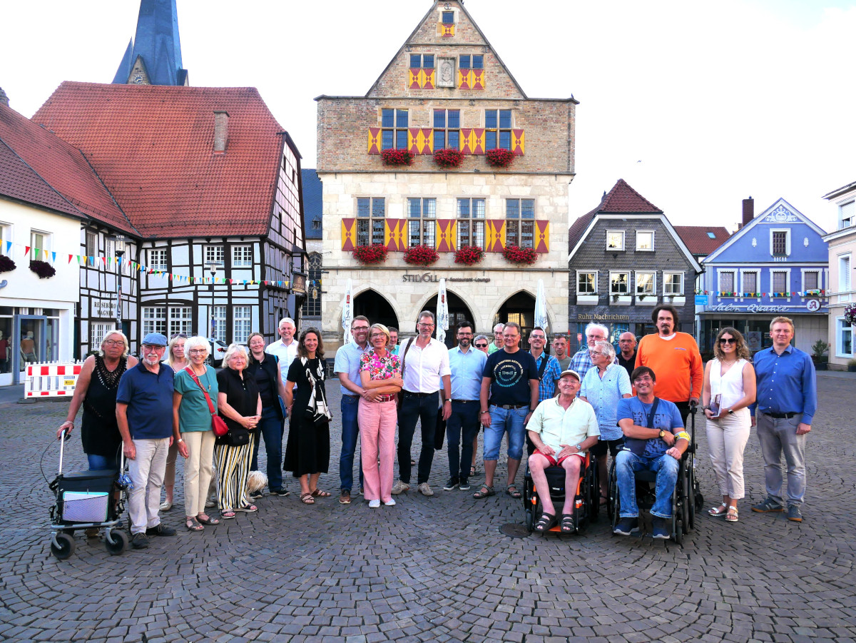 Beim zweiten Innenstadtspaziergang widmeten sich die Teilnehmenden dem Thema Stadtentwicklung. Fotos: Gaby Brüggemann