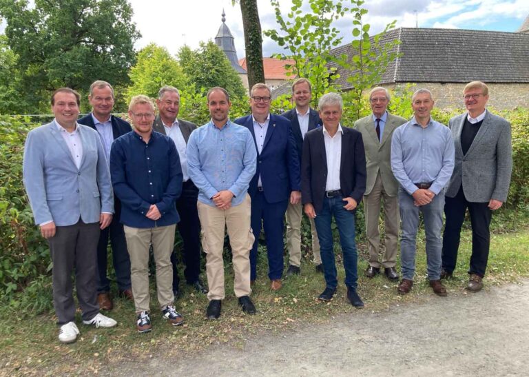 Das Bild zeigt Teilnehmer des Empfangs (u.a. Graf von Merveldt, 3. von rechts), Präsident Benedikt Striepens (4. von rechts) und Bürgermeister Thomas Stohldreier (6. von rechts). Foto: Verein