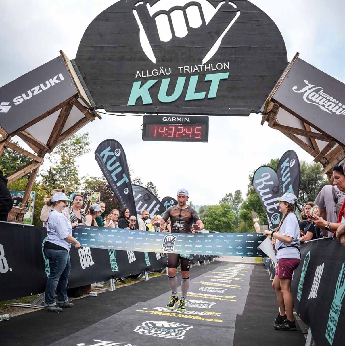 Thorsten Kräher unter dem Zielbogen im Allgäu. Foto: Sportives/privat